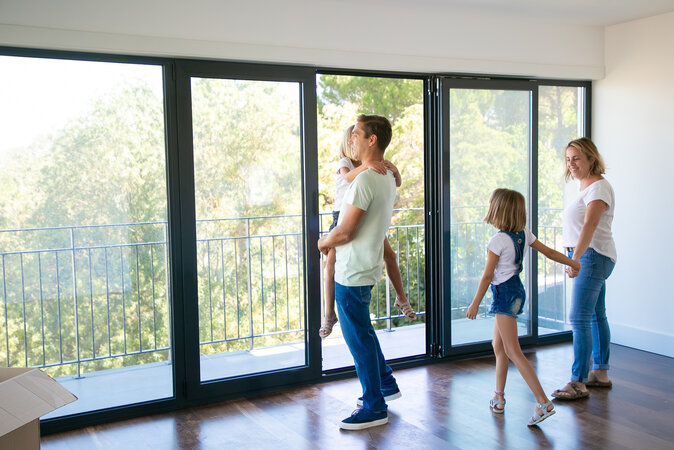 https://www.monserrateinmobiliaria.com/wp-content/uploads/2022/11/rsz_1happy-father-with-daughter-standing-near-open-balcony-and-smiling_3.jpg